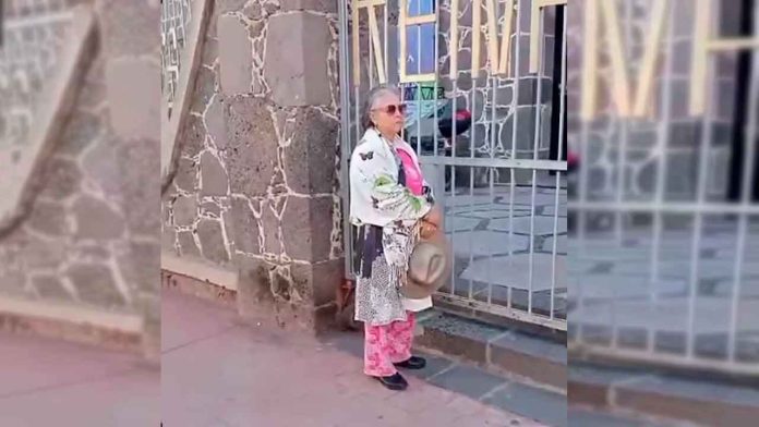 señora-escucha-la-misa-afuera