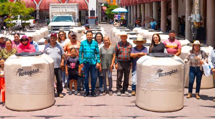 Moisés Navarro impulsa el bienestar en Yurécuaro con entrega de tinacos y termosolares para la ciudadanía