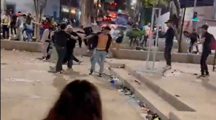 #Video | Violencia empaña calenda estudiantil en Oaxaca; cinco jóvenes resultan heridos