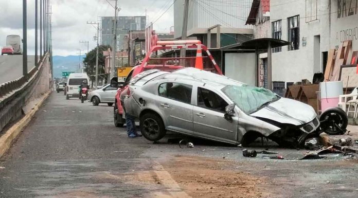 Se registra choque volcadura de vehículo en el libramiento de Morelia; hay 1 herido