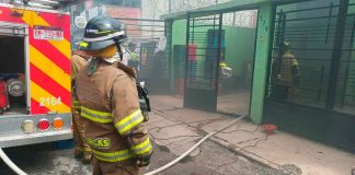 Bomberos de la CEPCM combaten incendio en domicilio de la colonia Agustín Arriaga Rivera, Morelia