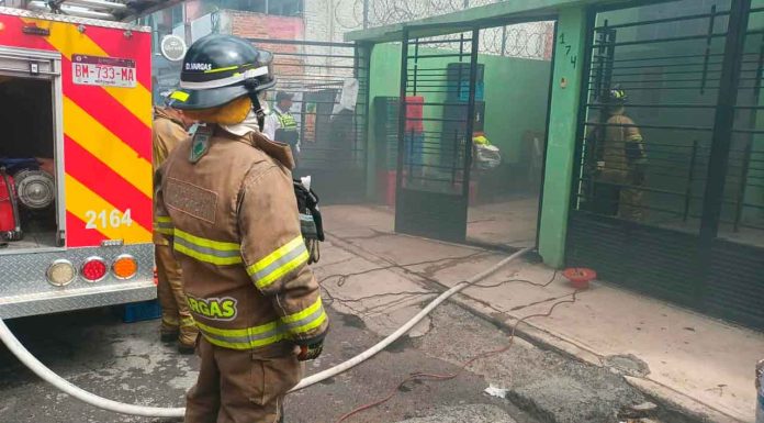 Bomberos de la CEPCM combaten incendio en domicilio de la colonia Agustín Arriaga Rivera, Morelia