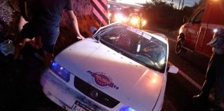 Vuelca taxi en Nueva Italia; hay un lesionado