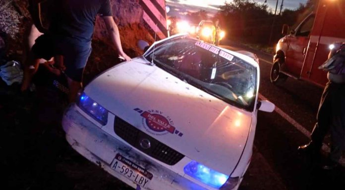 Vuelca taxi en Nueva Italia; hay un lesionado