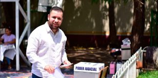 Reyes Galindo cumple con su obligación ciudadana y acude a votar en la elección del Poder Judicial