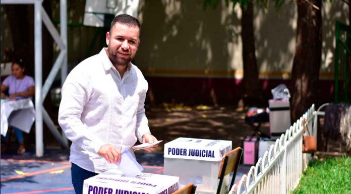 Reyes Galindo cumple con su obligación ciudadana y acude a votar en la elección del Poder Judicial