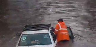 #Video | Protección Civil auxilia a conductores varados por inundaciones en Poza Rica, Morelia
