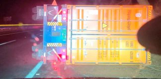 Volcadura de tráiler provoca cierre parcial en la pista Siglo XXI