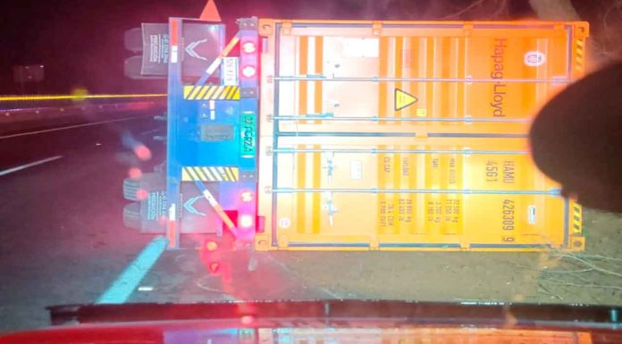 Volcadura de tráiler provoca cierre parcial en la pista Siglo XXI