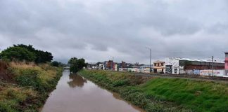 Continúa creciendo niveles de ríos y drenes en la capital michoacana