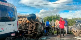 #VIDEO | Violento choque entre camioneta de jornaleros y camión aguacatero deja 7 heridos