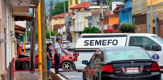 Un adolescente muerto y otro herido al chocar su motocicleta contra un auto, en Tangancícuaro