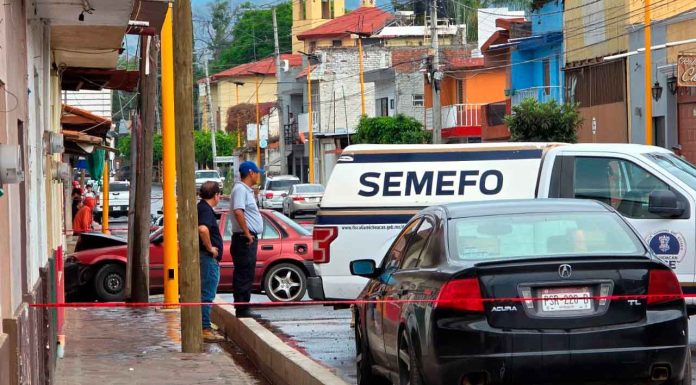 Un adolescente muerto y otro herido al chocar su motocicleta contra un auto, en Tangancícuaro
