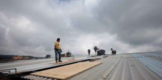 Comprometidos con espacios dignos, Gobierno de Zacapu repara techo del Mercado Morelos