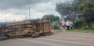 Vuelca camión de carga en la Morelia-Pátzcuaro