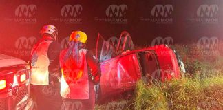 #Seguimiento | Conductora resulta prensada tras volcadura en carretera Acuitzio-Morelia