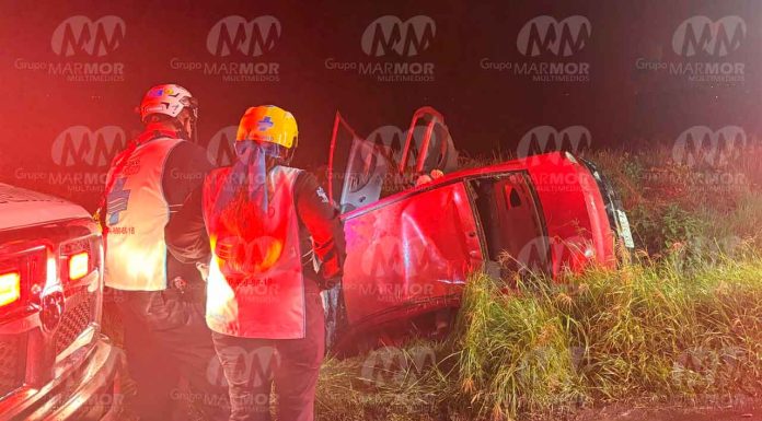 #Seguimiento | Conductora resulta prensada tras volcadura en carretera Acuitzio-Morelia