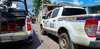 Hallan auto con impactos de bala en la colonia Valle de San Pedro, en Uruapan