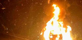 Auto es consumido por incendio, en la carretera Apatzingán – Cuatro Caminos
