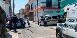 Combi y dos vehículos protagonizan choque en la colonia Adolfo López Mateos de Morelia