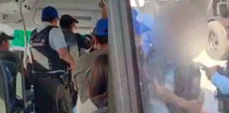 #VIDEO | Hombre realiza tocamientos a joven dormida en camión en Monterrey; pasajeros lo entregaron a las autoridades