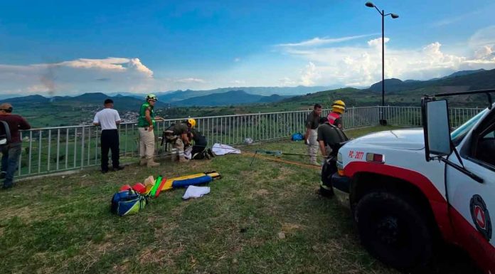 Hombre cae a barranco en Tacámbaro; paramédicos y bomberos lo rescatan