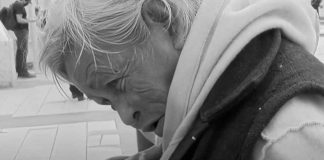 Abuelita fallece esperando en la central de autobuses en donde sus hijos la abandonaron años atrás