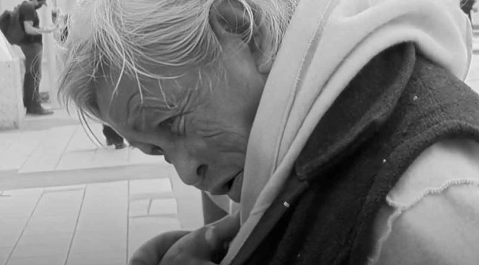 Abuelita fallece esperando en la central de autobuses en donde sus hijos la abandonaron años atrás