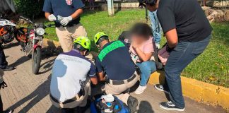 Pareja sufre lesiones tras choque entre motocicleta y auto en Zamora