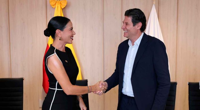 Celebra Alfonso Martínez nuevo vuelo Morelia-Ixtapa