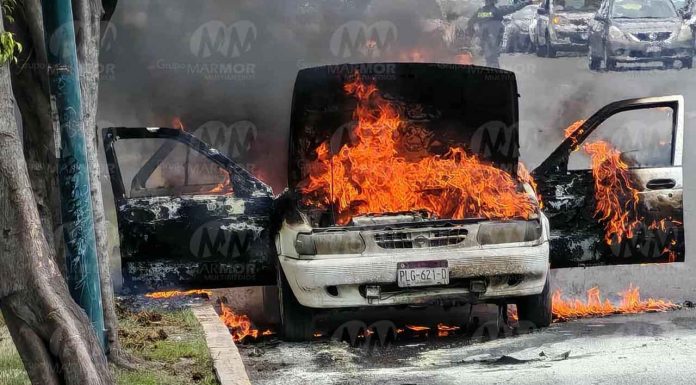 #Seguimiento | Arde auto en la Av. Morelos Norte de Morelia