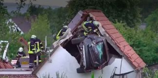 Auto queda incrustado en el techo de un granero y dejó a un niño en grave estado