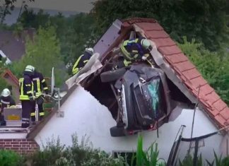Auto queda incrustado en el techo de un granero y dejó a un niño en grave estado