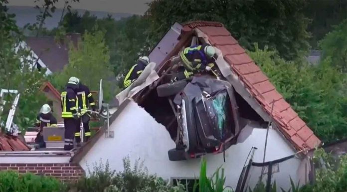 Auto queda incrustado en el techo de un granero y dejó a un niño en grave estado