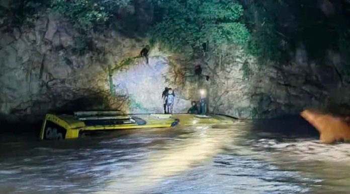 Autobús pierde el control y cae a un río en Guerrero; reportan al menos 7 muertos y varios desaparecidos
