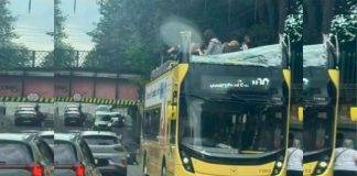 #VIDEO || Conductor arrestado tras estrellar autobús de dos pisos contra puente en el Reino Unido