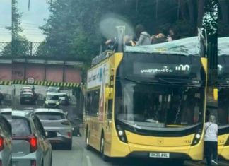 #VIDEO || Conductor arrestado tras estrellar autobús de dos pisos contra puente en el Reino Unido