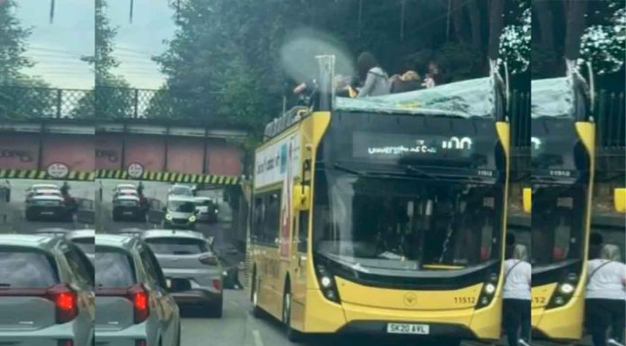 #VIDEO || Conductor arrestado tras estrellar autobús de dos pisos contra puente en el Reino Unido