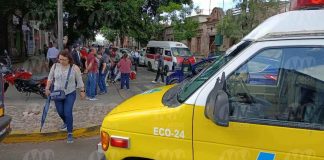 Choque entre moto y camioneta deja 2 heridos en la Av. Madero Poniente de Morelia