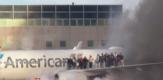 #VIDEO || ¡Evacuación de película! Falla en tren de aterrizaje obliga a evacuar vuelo de American Airlines en Denver