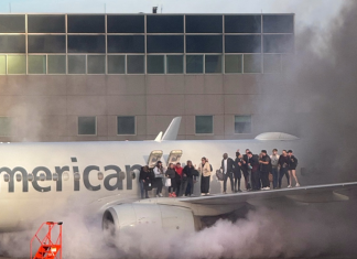 #VIDEO || ¡Evacuación de película! Falla en tren de aterrizaje obliga a evacuar vuelo de American Airlines en Denver
