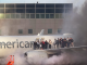 #VIDEO || ¡Evacuación de película! Falla en tren de aterrizaje obliga a evacuar vuelo de American Airlines en Denver
