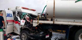 Choque de ambulancia contra pipa de agua deja 2 muertos y 2 heridos en la carretera de Morelia-Pátzcuaro