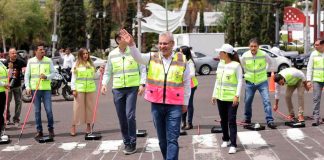 Bedolla firma iniciativa para que compraventa de motos incluya casco certificado
