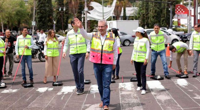 Bedolla firma iniciativa para que compraventa de motos incluya casco certificado