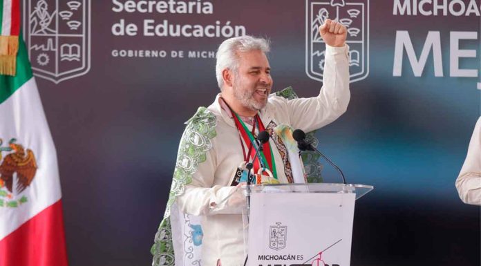 Bedolla y Mario Delgado arrancan en Cheranástico entrega de libros de texto gratuitos