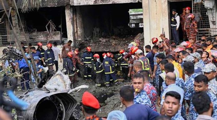 #VIDEO| Tragedia en Daca: 19 muertos y casi 160 heridos tras caída de avión militar sobre una escuela