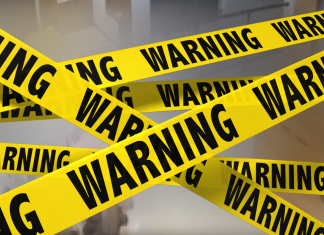 #VIDEO || Madre sienta a su hijo cerca de la ventana y el menor cae desde el piso 12, en Tamil Nadu, India