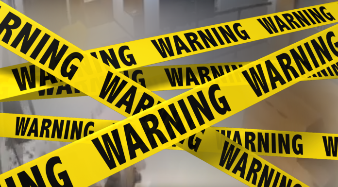 #VIDEO || Madre sienta a su hijo cerca de la ventana y el menor cae desde el piso 12, en Tamil Nadu, India