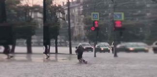 #VIDEO || ¡Pareja intenta cruzar calle inundada en patín eléctrico… y terminan en “game over”!